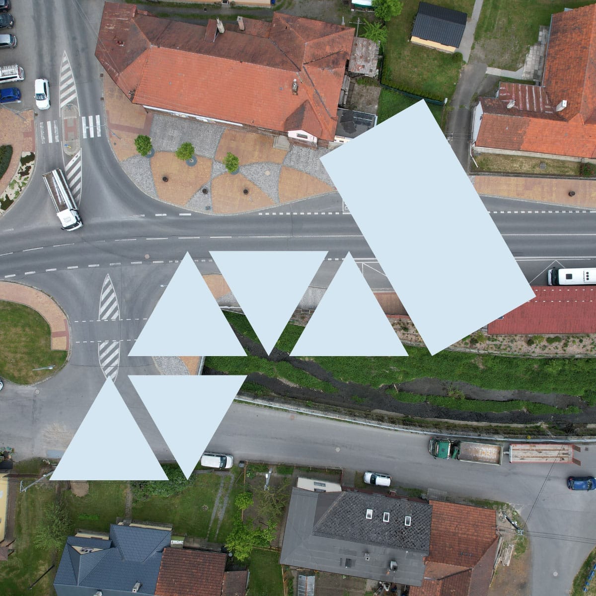 Zelený ostrov uprostřed zástavby.